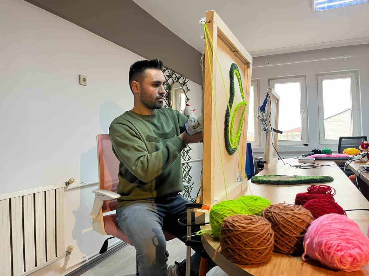 EMRE ARAL BÜTÜN BİRİKİMİ İLE AÇTIĞI TUFTİNG İSİMLİ HALI DOKUMA ATÖLYESİNDE GELEN VATANDAŞLAR HEM...