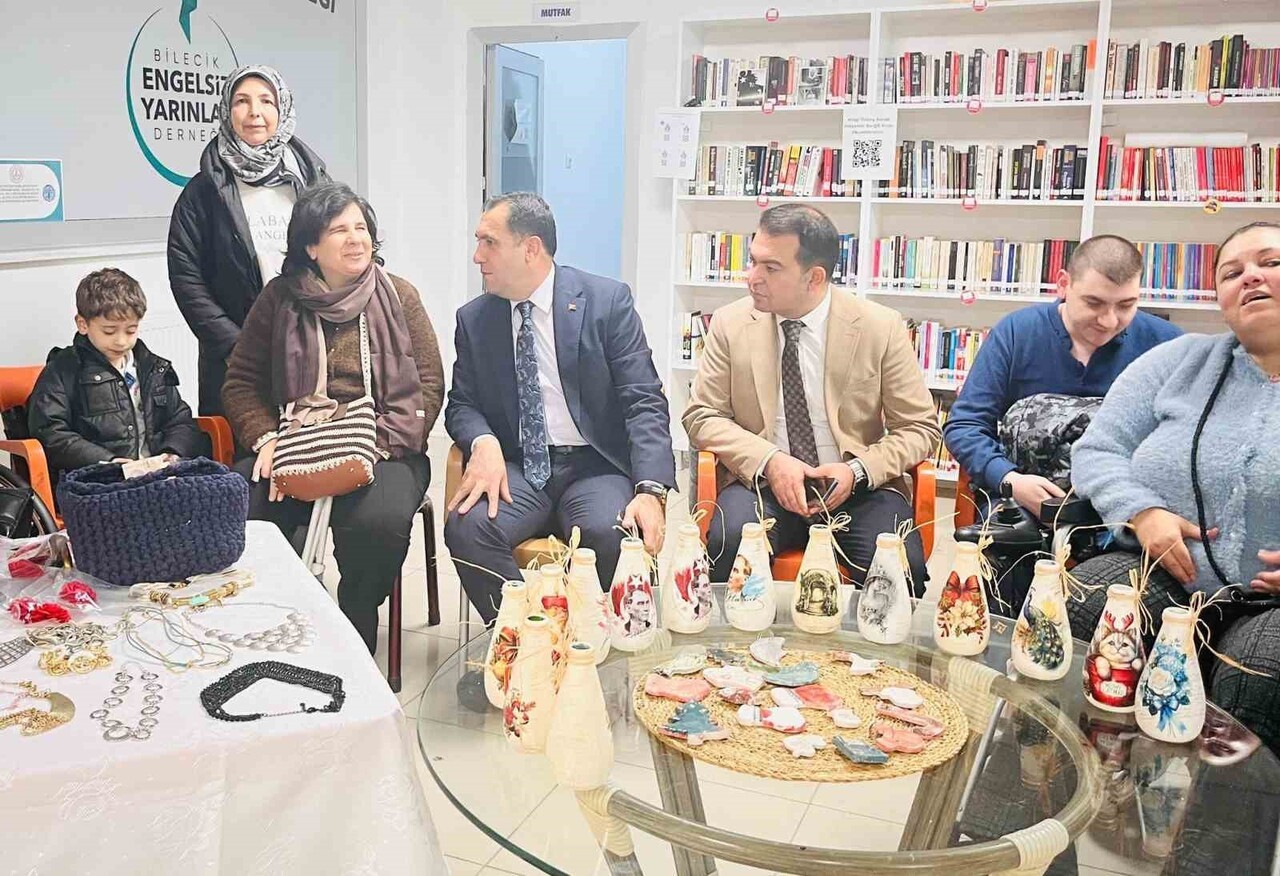 ENGELLİ BİREYLER ÇİNİ SANATIYLA HAYALLERİNİ BETİMLEDİ