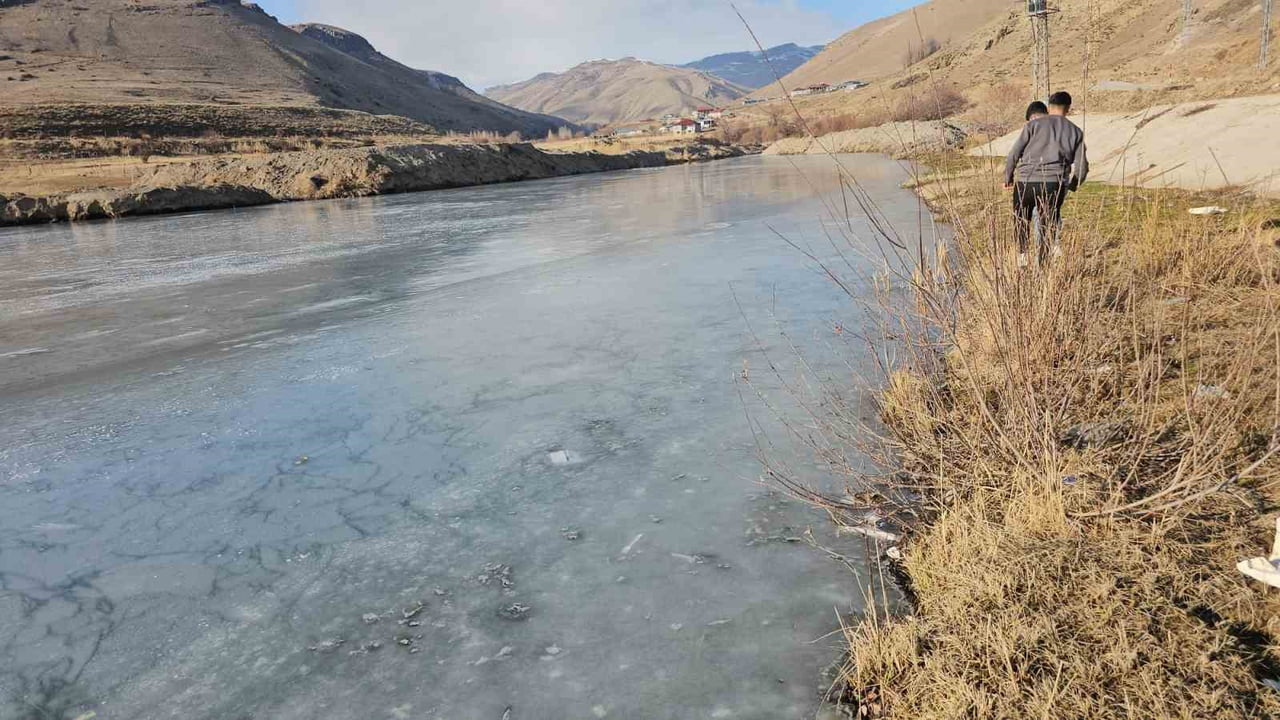 ERCİŞ İLÇESİNDE ETKİLİ OLAN DONDURUCU SOĞUKLAR NEDENİYLE ZİLAN ÇAYI DONDU.