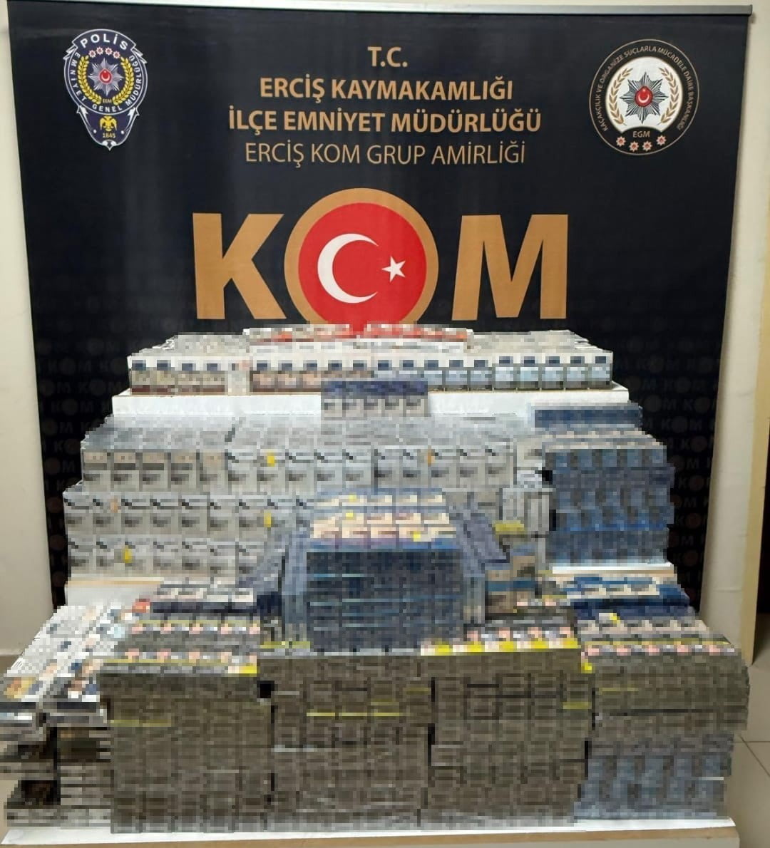 ERCİŞ İLÇESİNDE POLİS EKİPLERİ TARAFINDAN YAPILAN ÇALIŞMALAR SONUCU 2 BİN 290 PAKET KAÇAK SİGARA...