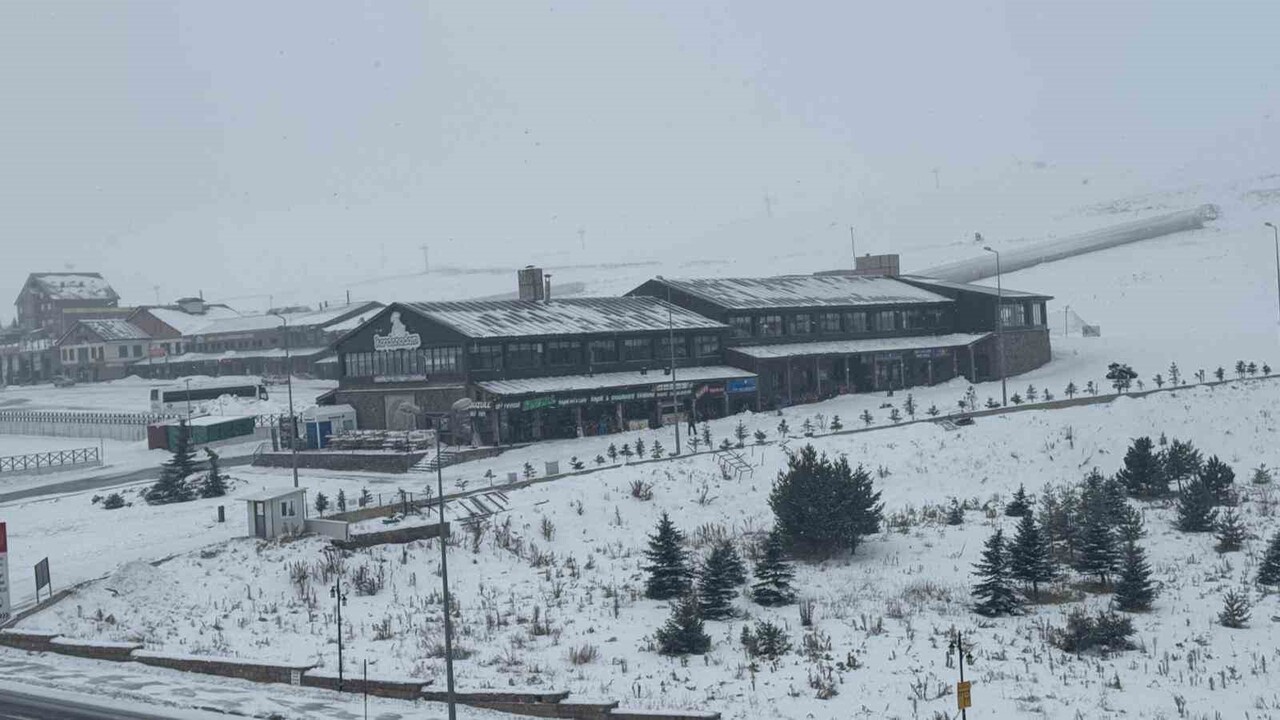 ERCİYES'TE ETKİSİNİ GÖSTEREN KAR YAĞIŞI KAYAKSEVERLERİ HEYECANLANDIRDI.