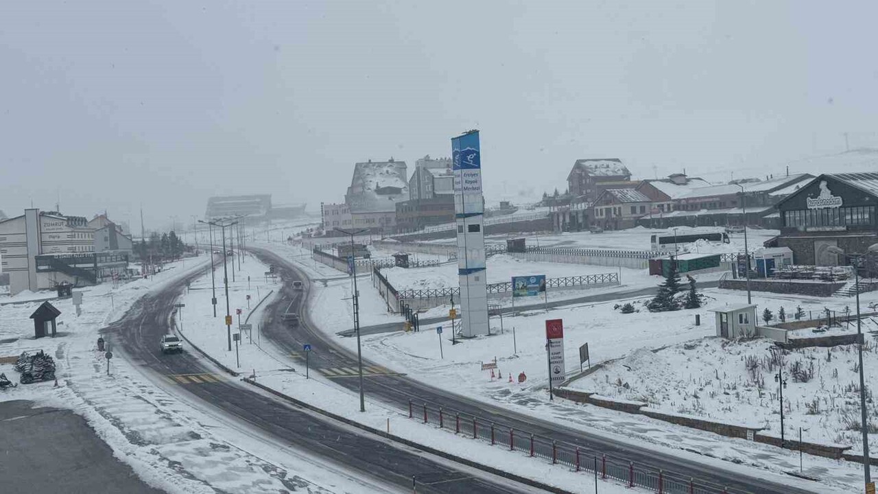 ERCİYES'TE ETKİSİNİ GÖSTEREN KAR YAĞIŞI KAYAKSEVERLERİ HEYECANLANDIRDI.