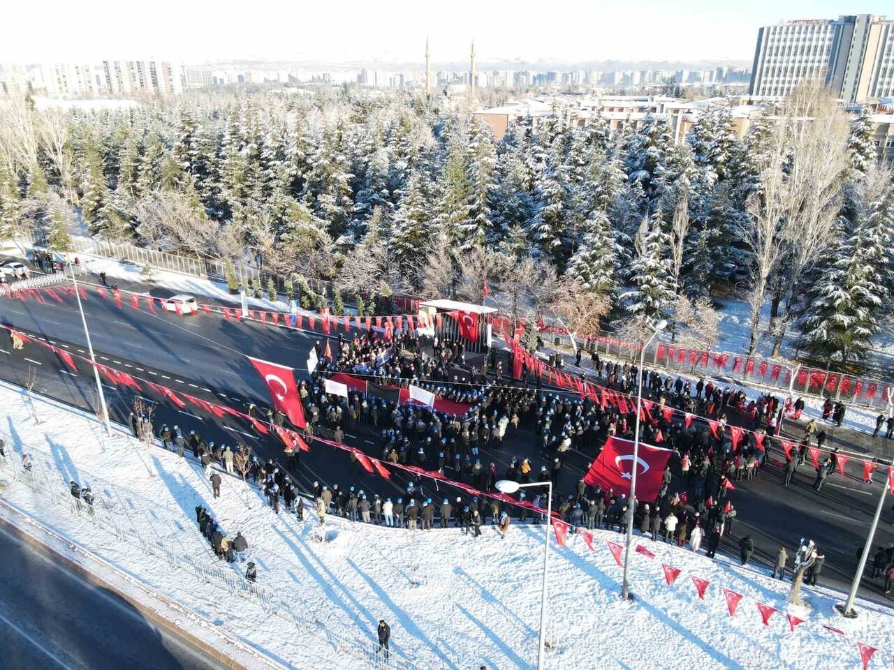 ERCİYES ÜNİVERSİTESİ (ERÜ), 17 ARALIK 2016 TARİHİNDE KAMPÜS YERLEŞKESİ ÖNÜNDEKİ OTOBÜS DURAĞINDA...