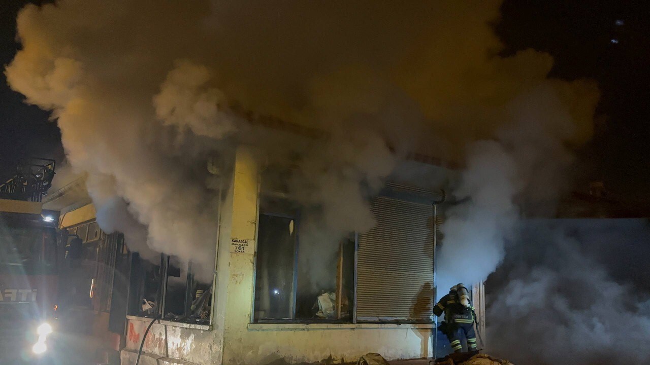 ERZİNCAN'DA ÇIKAN YANGINA KEPENKLER VE CAMLAR KIRILARAK MÜDAHALE EDİLDİ