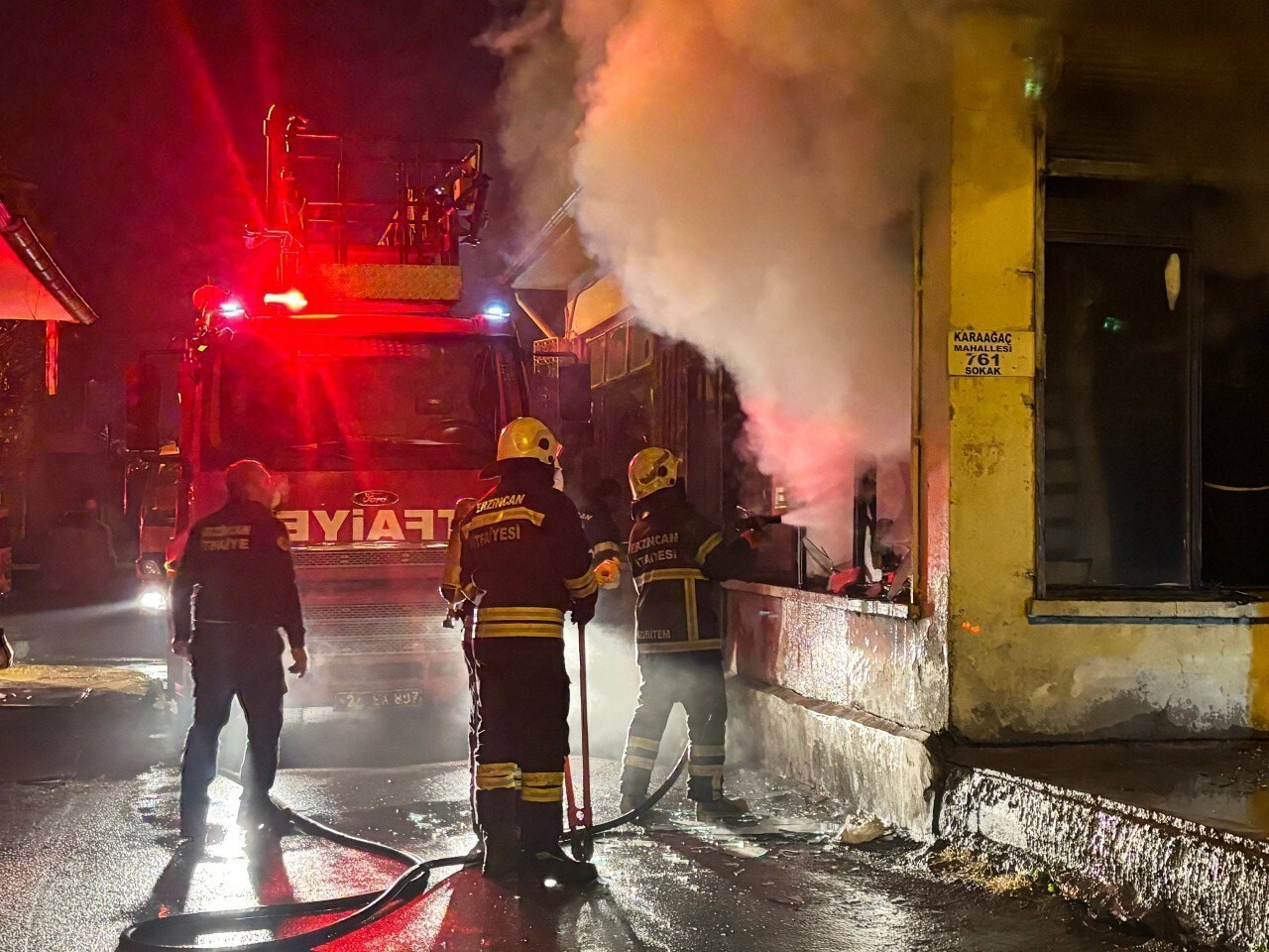 ERZİNCAN'DA ÇIKAN YANGINA KEPENKLER VE CAMLAR KIRILARAK MÜDAHALE EDİLDİ