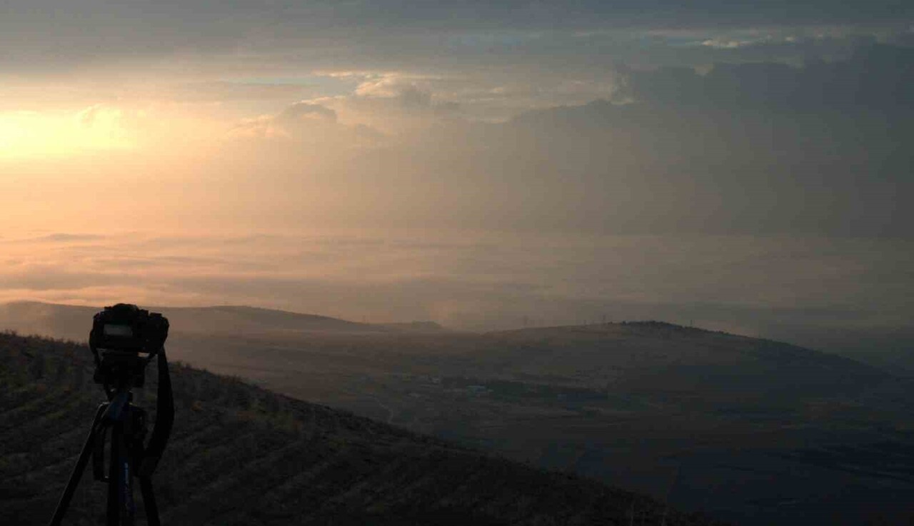 ERZİNCAN’DA DOĞANIN MUHTEŞEM GÖSTERİSİ: SİS DAĞLARIN ETEKLERİNE VURDU