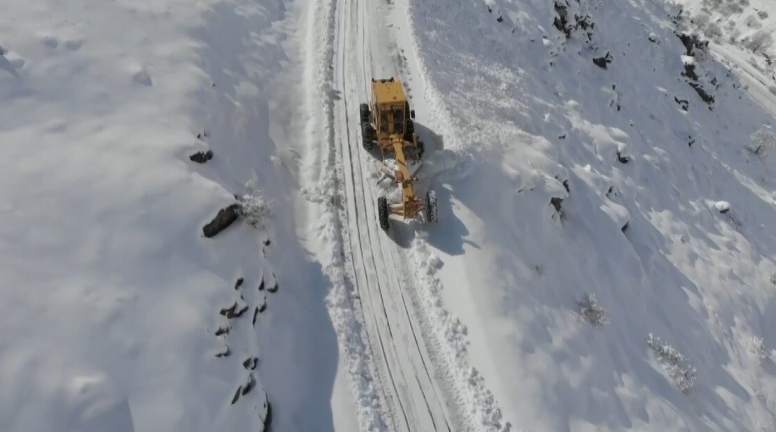 ERZİNCAN’DA KARDAN ULAŞIMA KAPANAN 12 KÖY YOLU AÇILDI
