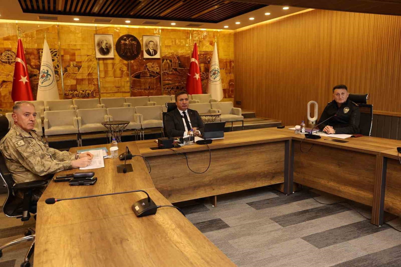 ERZİNCAN’DA YENİ YIL TEDBİRLERİ VKS TOPLANTISINDA ELE ALINDI