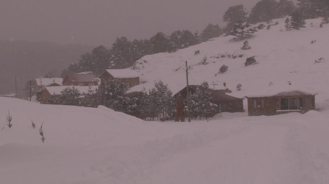 ERZİNCAN’IN REFAHİYE İLÇESİNDE BULUNAN VE ÇAM ORMANLARIYLA ÇEVRİLİ DUMANLI TABİAT PARKI, ETKİLİ...