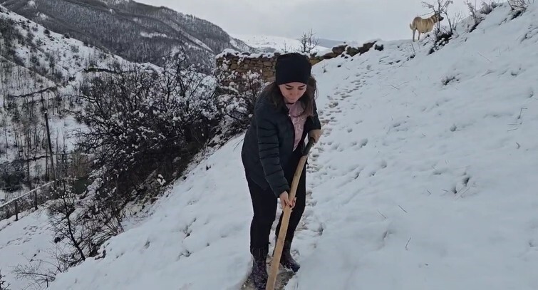 ERZİNCAN’IN YÜKSEK KESİMLERİ BEYAZA BÜRÜNDÜ