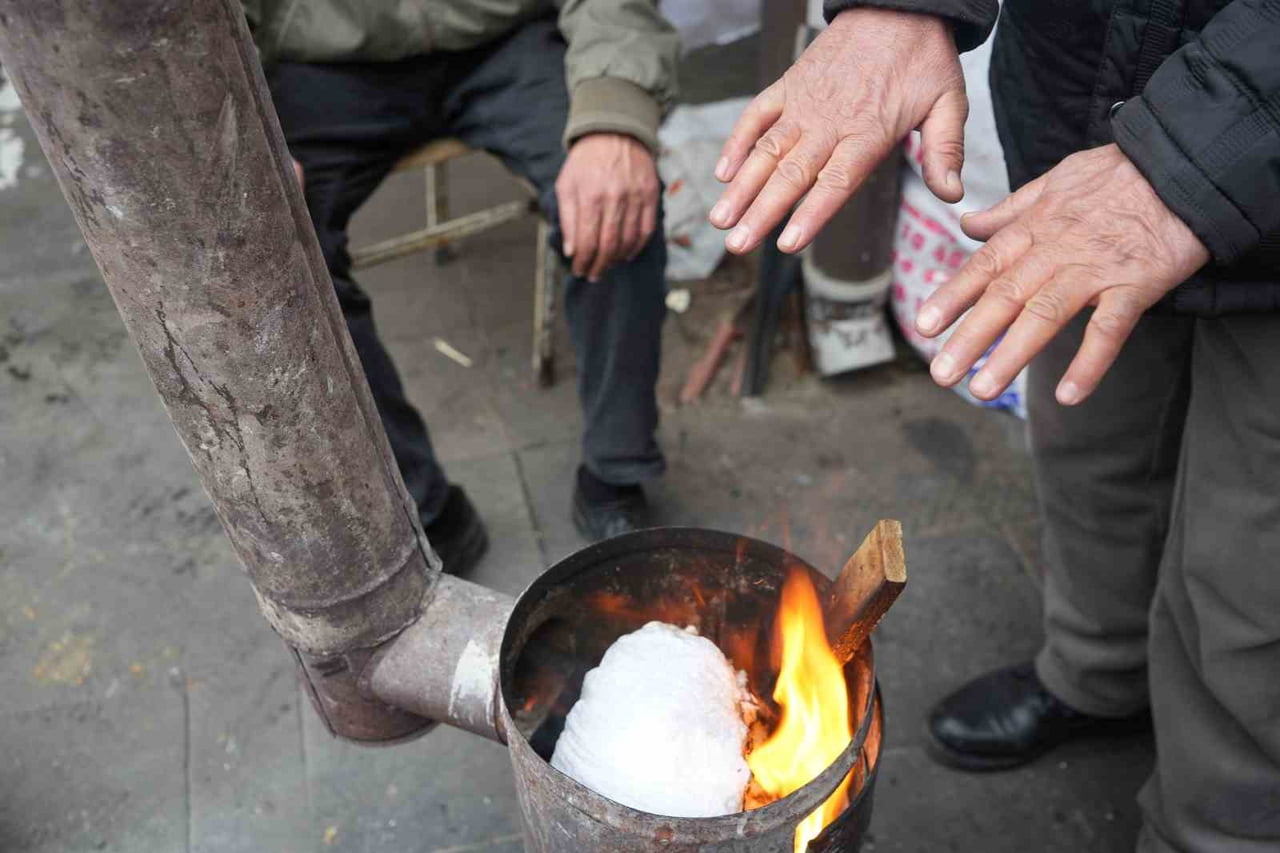 ERZİNCAN PAZARCISI SOĞUKTA SOBAYLA ISINIYOR