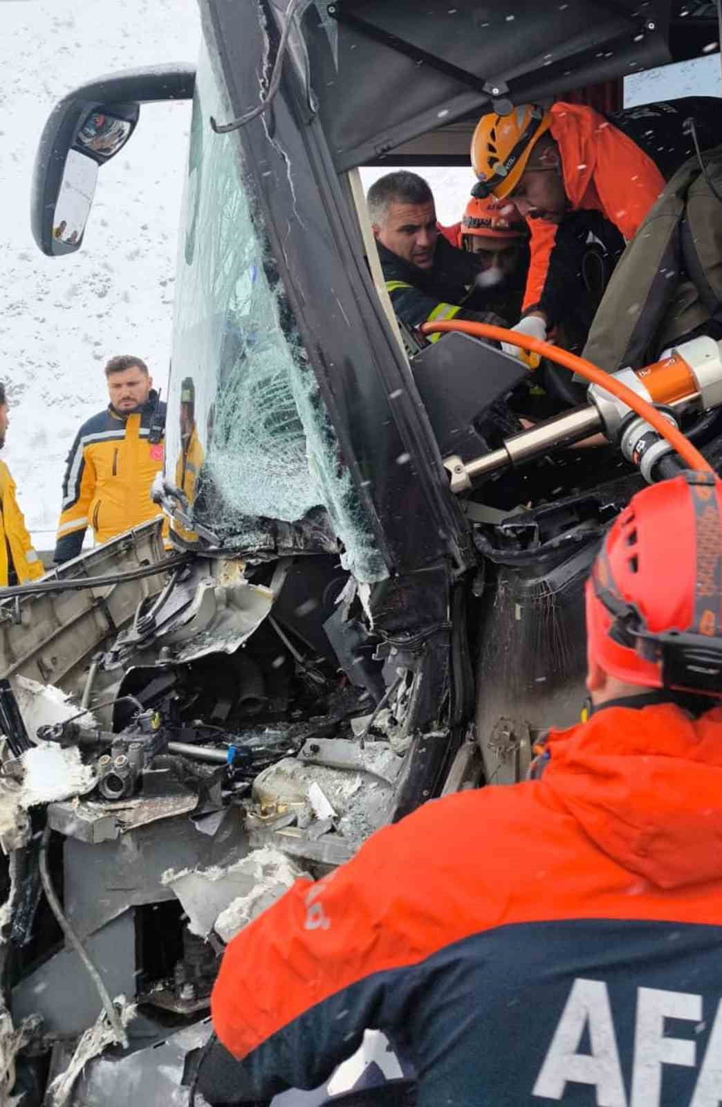 ERZİNCAN-SİVAS KARA YOLUNDA SEYİR HALİNDEKİ YOLCU OTOBÜSÜNÜN TIRA ARKADAN ÇARPMASI SONUCU MEYDANA...