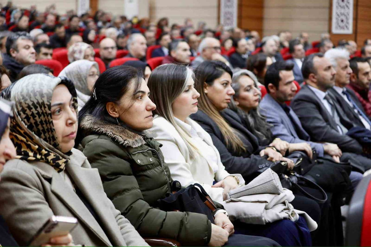 ERZİNCAN VALİSİ HAMZA AYDOĞDU, EĞİTİM YÖNETİCİLERİYLE BİR ARAYA GELEREK GENÇLİĞİN ÖNEMİNE VE...