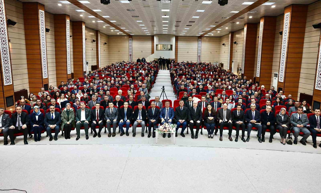 ERZİNCAN VALİSİ HAMZA AYDOĞDU, EĞİTİM YÖNETİCİLERİYLE BİR ARAYA GELEREK GENÇLİĞİN ÖNEMİNE VE...