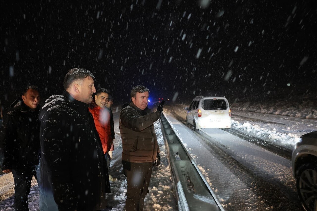ERZİNCAN VALİSİ KARLA MÜCADELE ÇALIŞMALARINI SAHADA TAKİP ETTİ