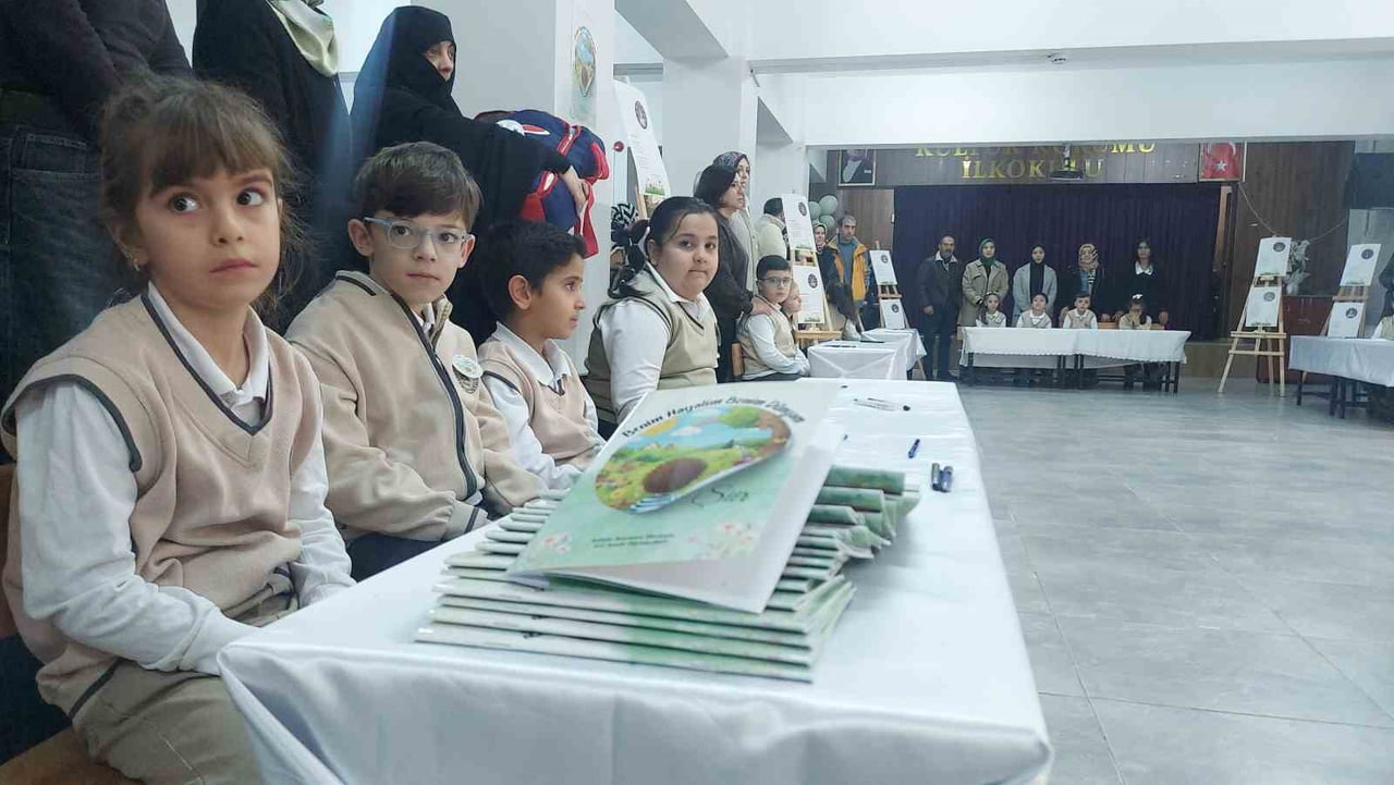 ERZURUM'DA İLKOKUL ÖĞRENCİLERİ, TEDAVİ GÖREN ARKADAŞLARI İÇİN BİR ŞİİR KİTABI ÇIKARDI VE İMZA...