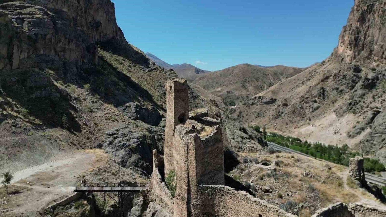 ERZURUM'UN UZUNDERE İLÇESİNDE YER ALAN ENGÜZEKKAPI KALESİ, YAKLAŞIK BİN YILLIK TARİHİYLE...