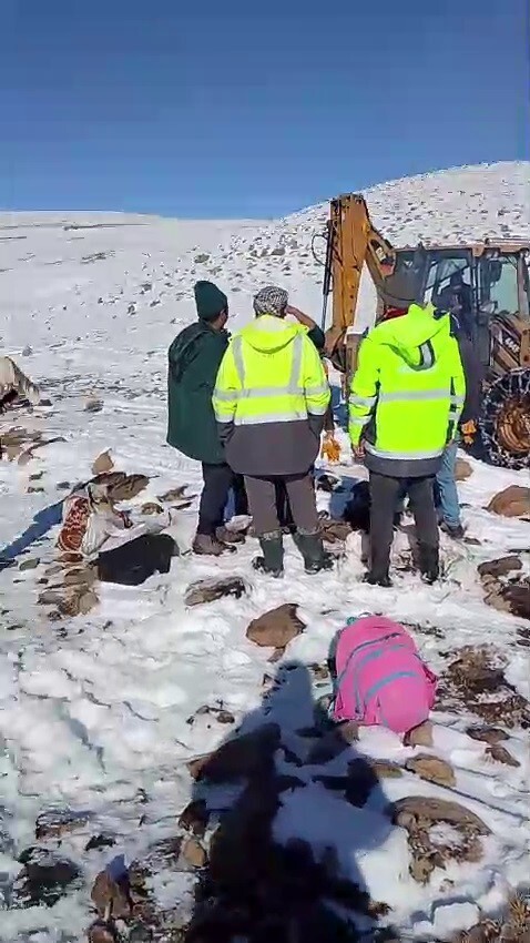 ERZURUM BÜYÜKŞEHİR BELEDİYESİ ESKİ EKİPLERİ AĞIR KIŞ ŞARTLARI ALTINDA VATANDAŞLARIN İÇME SUYU...