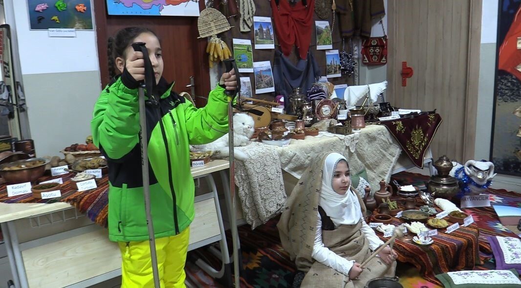 ERZURUM CELAL AKIN İLKOKULU YERLİ MALI HAFTASINDA, YURDUN YEDİ BÖLGESİNİ TANITAN ANLAMLI BİR...