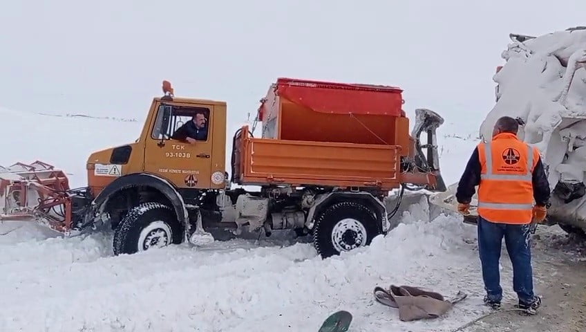 ERZURUM’DA İKİ GÜNDÜR ETKİLİ OLAN YOĞUN KAR YAĞIŞI VE TİPİ HAYATI OLUMSUZ YÖNDE ETKİLİYOR....
