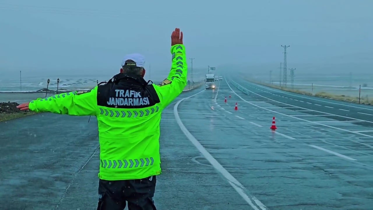 ERZURUM’DA JANDARMA TRAFİK EKİPLERİ KIŞ LASTİĞİ DENETİMİ YAPTI.