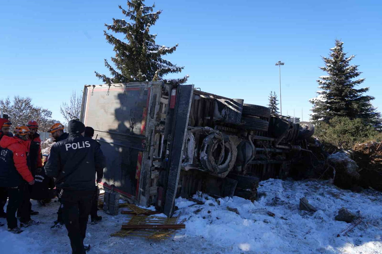 ERZURUM’DA MEYDANA GELEN KAZADA BİR KAMYON HIZINI ALAMAYARAK ORTA REFÜJÜ AÇTI VE TAKLA ATTI.