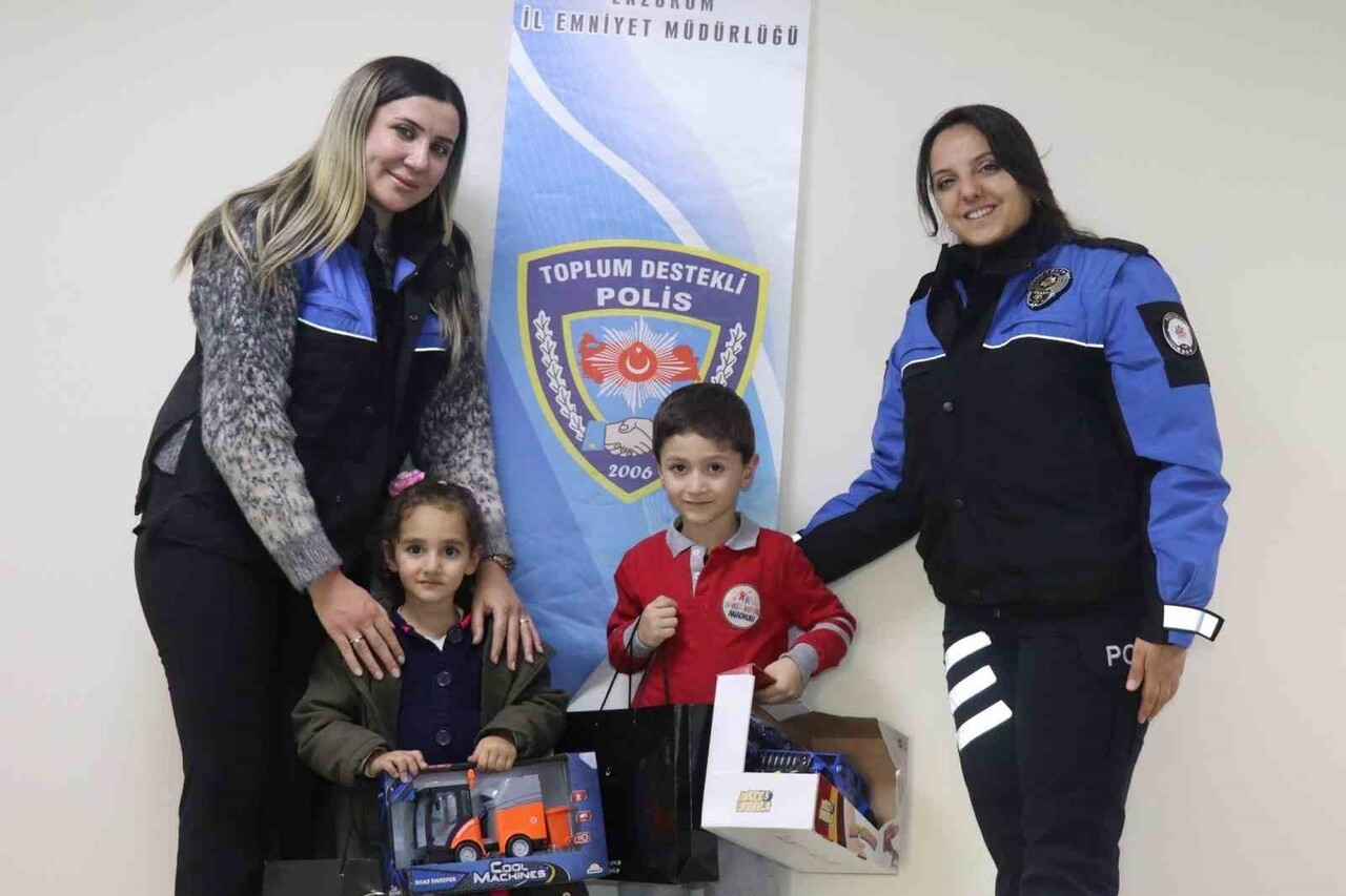 ERZURUM’DA POLİS YÜREKLERİ ISITAN BİR DAVRANIŞ SERGİLEDİ VE BİR ÇOCUĞUN KAYBOLAN OYUNCAĞI İÇİN...