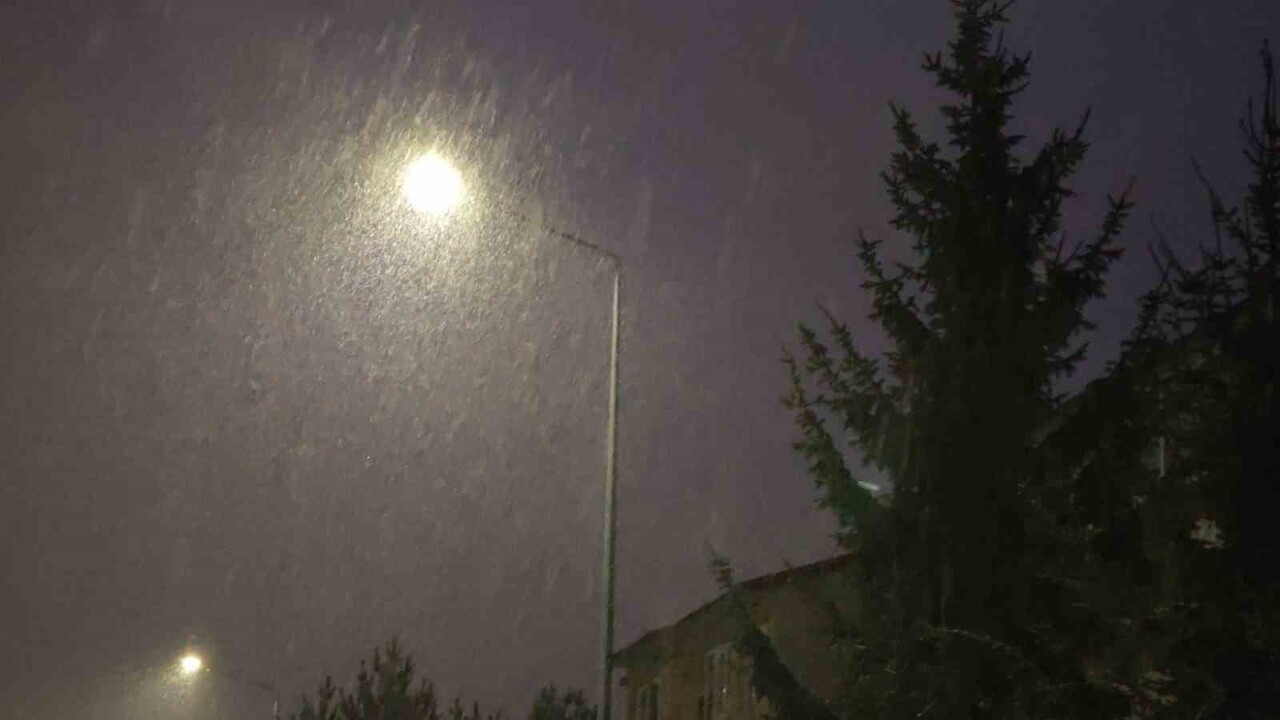 ERZURUM, GÜNE UZUN SÜREDİR BEKLENEN KAR YAĞIŞIYLA UYANDI.