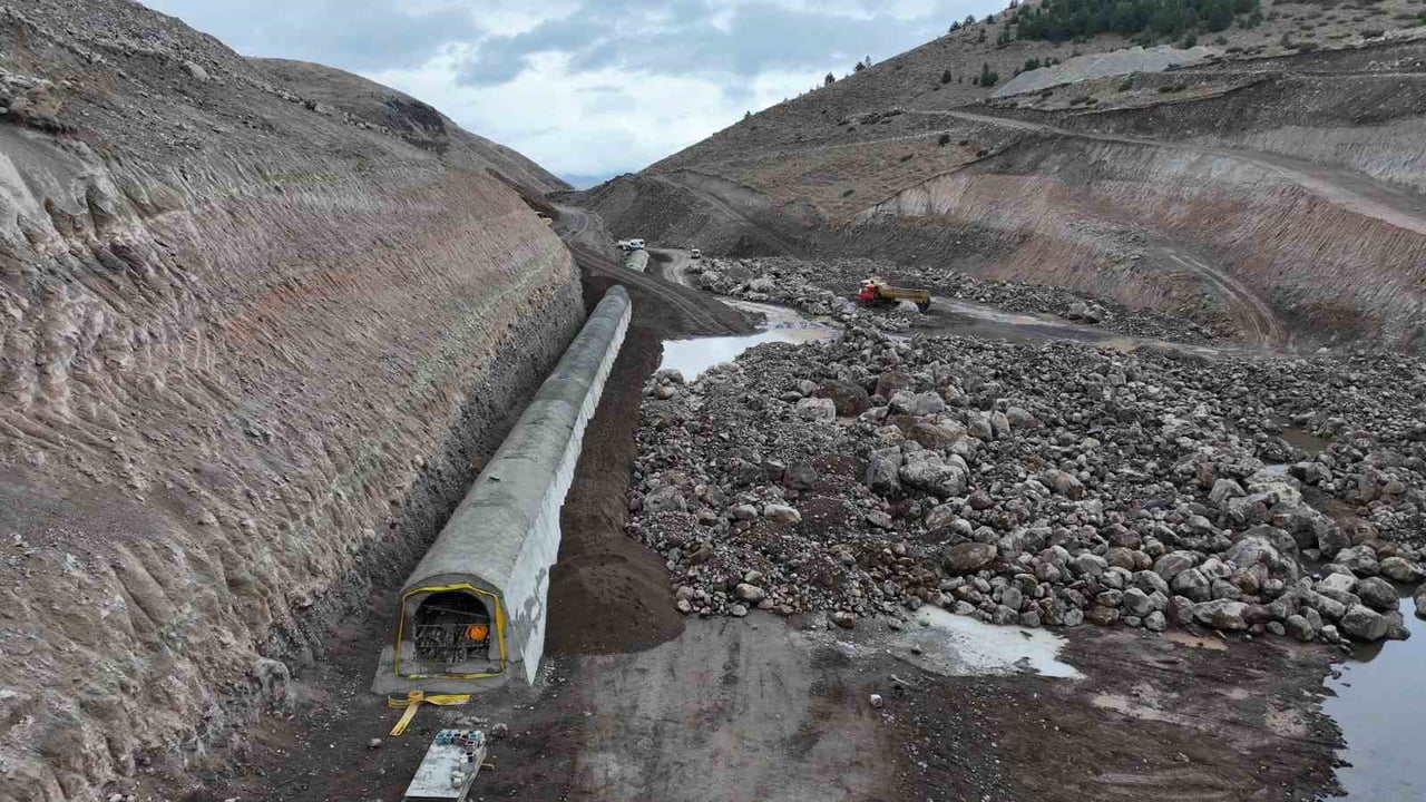 ERZURUM TORTUM DORUKLU BARAJINDA ÇALIŞMALAR DEVAM EDİYOR. DSİ GENEL MÜDÜRÜ MEHMET AKİF BALTA...