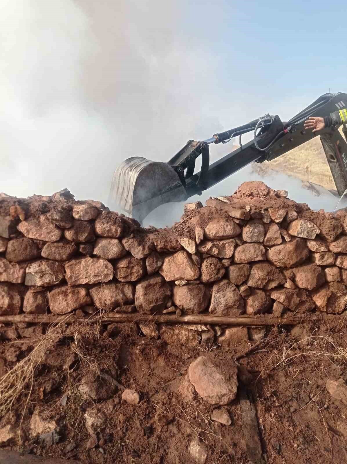 ERZURUM’UN HINIS İLÇESİNDE ÇIKAN AHIR YANGININDA 21 BÜYÜKBAŞ HAYVAN TELEF OLDU.