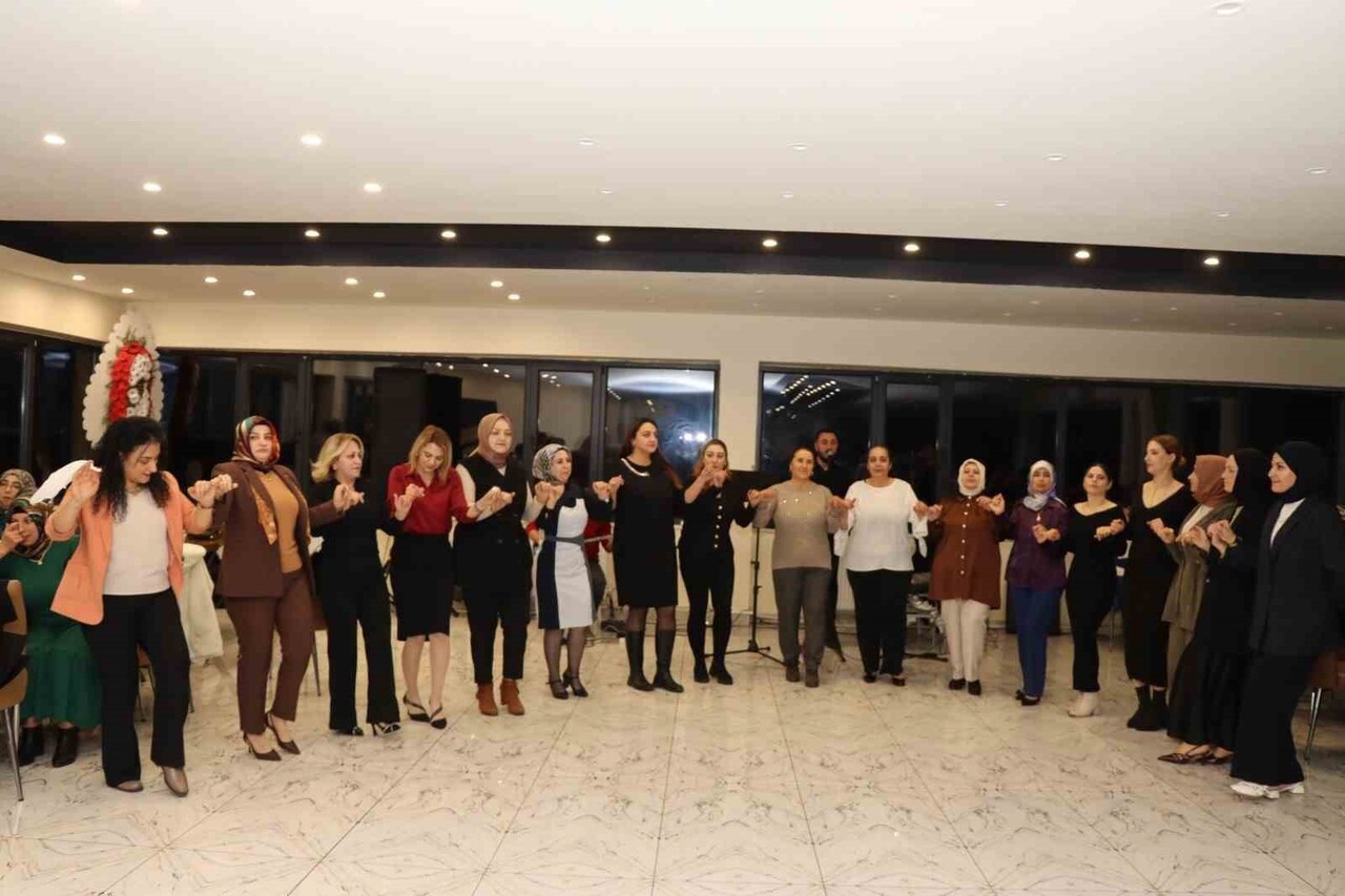 ERZURUM’UN OLTU İLÇESİNDE ÇALIŞAN KADINLAR, KENDİLERİNE MORAL VE MOTİVASYON SAĞLAYAN KEYİFLİ BİR...