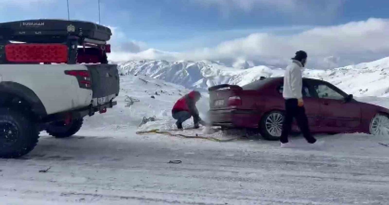 ERZURUM’UN YÜKSEK KESİMLERİNDE ETKİLİ OLAN SOĞUK HAVA VE KAR YAĞIŞI ZAMAN ZAMAN ULAŞIMDA AKSAMALAR...