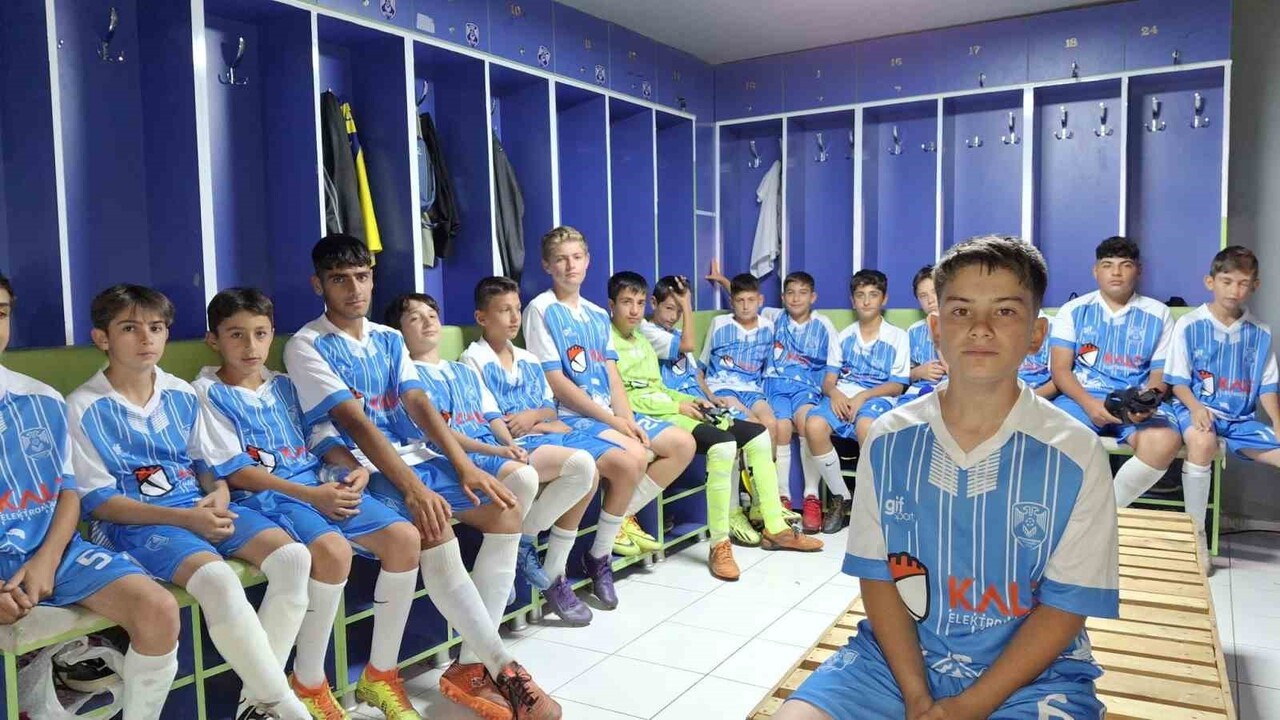 ERZURUMŞEHİR SPOR KULÜBÜ U-16 TAKIMI PLAY OFF’LARA KALARAK ÖNEMLİ BİR BAŞARI GÖSTERDİ.