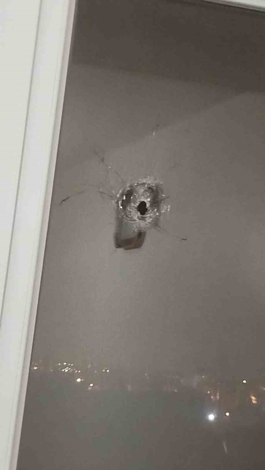 ESENYURT'TA ALKOLLÜ MAGANDA PANİĞİ: EVİN CAMINA KURŞUN İSABET ETTİ