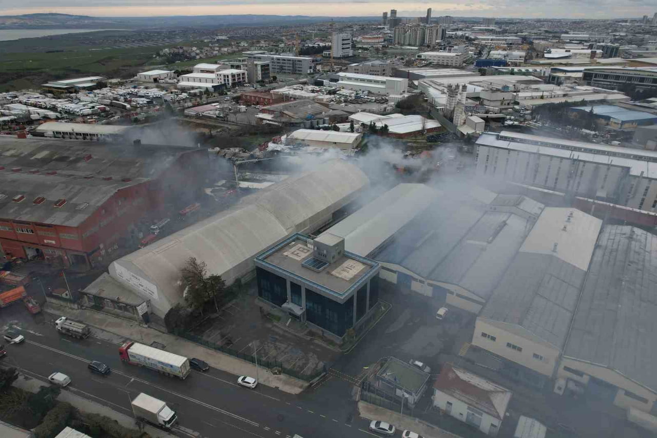 ESENYURT'TA GECE SAATLERİNDEN BERİ DEVAM EDEN HIRDAVAT FABRİKASINDA BAŞLAYAN YANGIN GÜNDÜZ DE ...