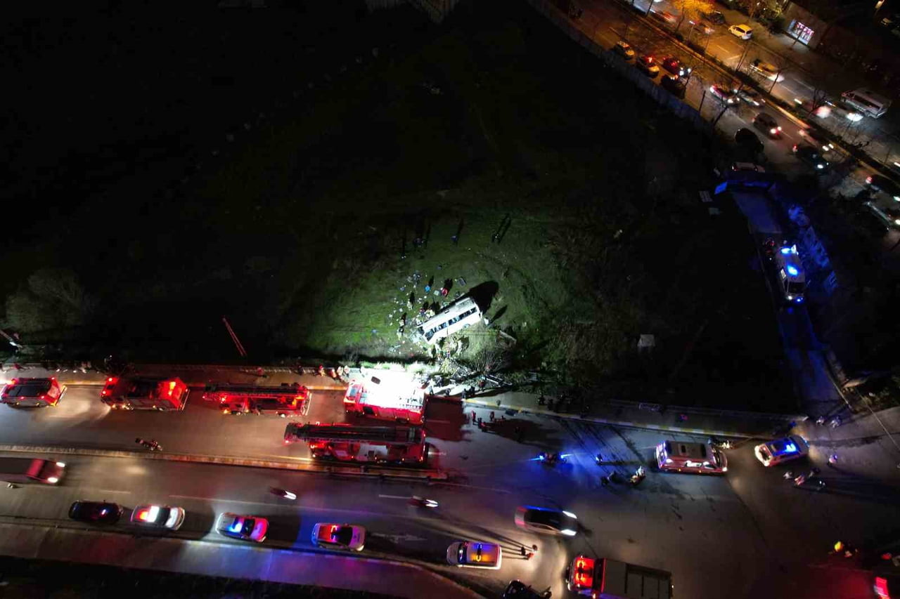 ESENYURT'TA KONTROLDEN ÇIKAN SERVİS MİNİBÜSÜNÜN ŞARAMPOLE YUVARLANDIĞI KAZADA 2 KİŞİ HAYATINI...