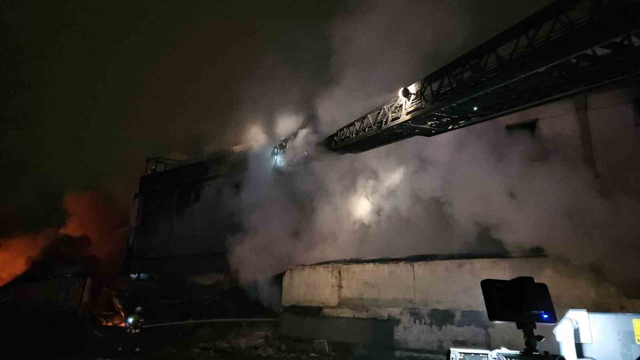 ESENYURT'TAKİ FABRİKA YANGINI 3 SAATTİR DEVAM EDİYOR: PATLAMALAR PEŞ PEŞE GELDİ