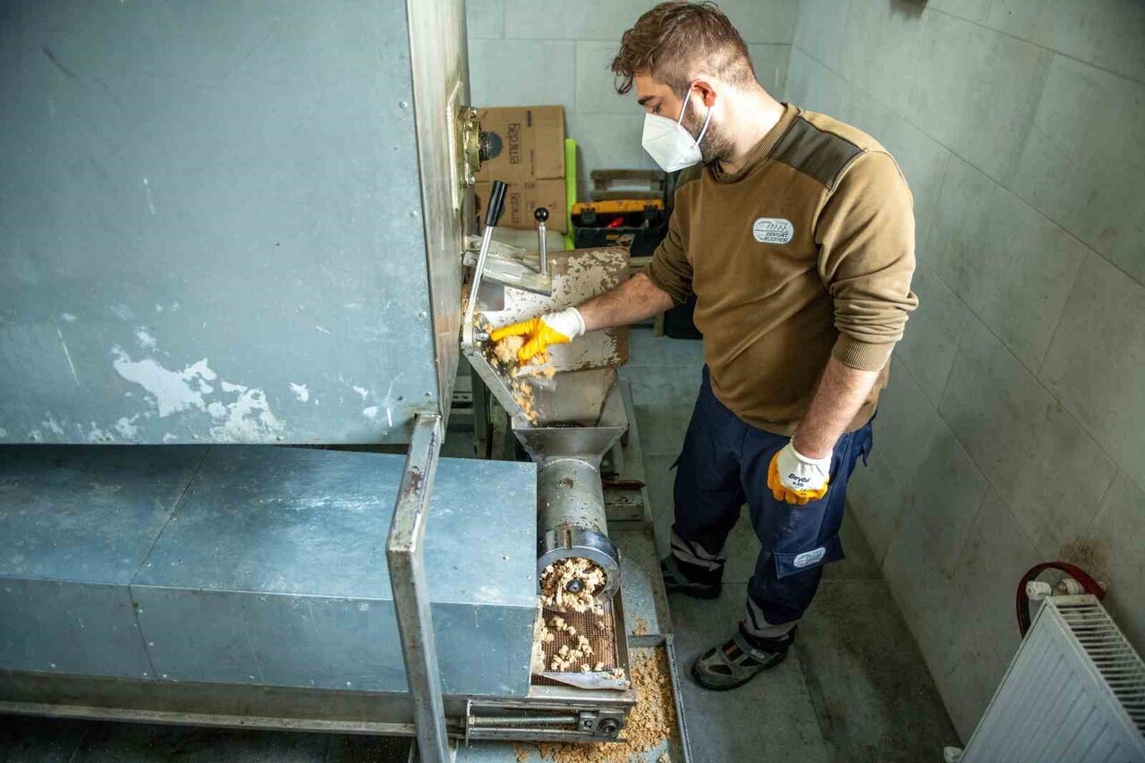 ESENYURT BELEDİYESİ, BELEDİYENİN AŞEVİ VE İLÇE GENELİNDEKİ İŞLETMELERDEN TOPLANAN YEMEK ARTIKLARI...