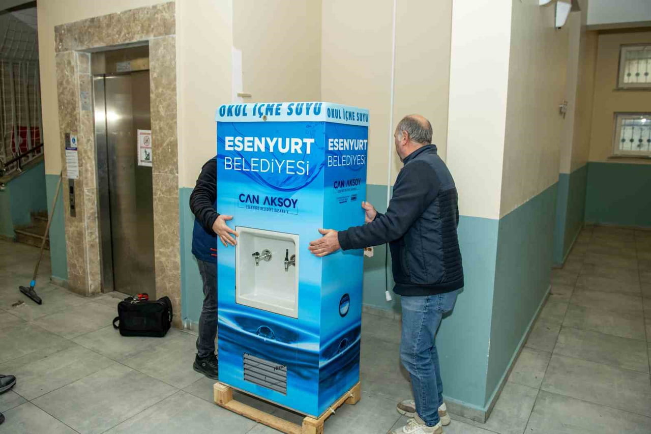 ESENYURT BELEDİYESİ, ÖĞRENCİLERİN TEMİZ VE SAĞLIKLI İÇME SUYUNA ÜCRETSİZ ERİŞİMİNİ SAĞLAMAK...