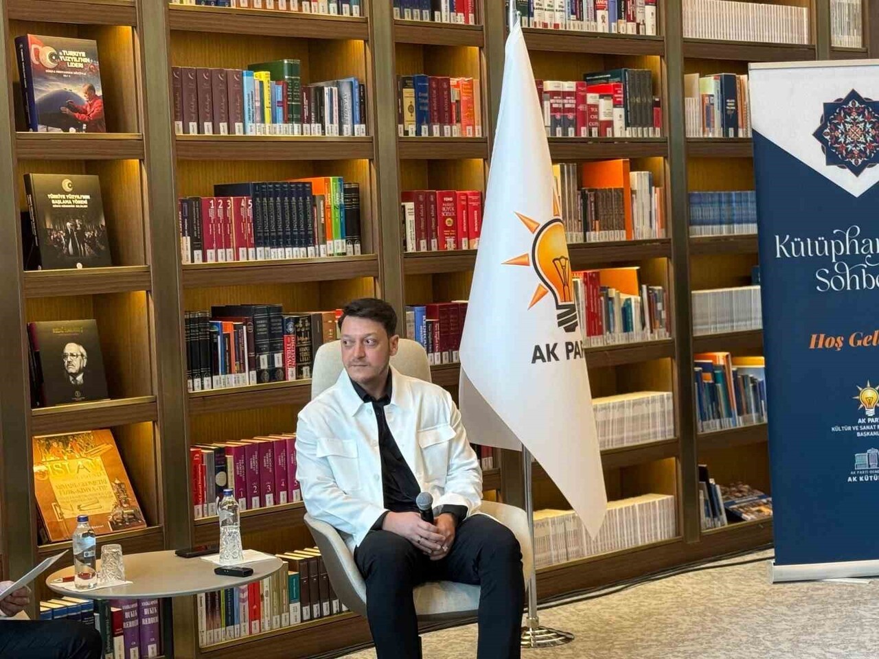 ESKİ FUTBOLCU VE AK PARTİ MKYK ÜYESİ MESUT ÖZİL, "TELEFONUMDA EN ÜNLÜSÜ SAYIN CUMHURBAŞKANIM...