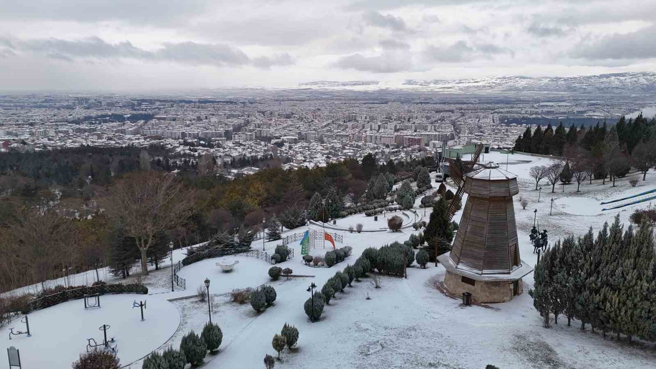 ESKİŞEHİR'DE 2025'İN SON GÜNÜNE VATANDAŞLAR KAR YAĞIŞI İLE UYANDI. ÖZELLİKLE KENTİN YÜKSEK...
