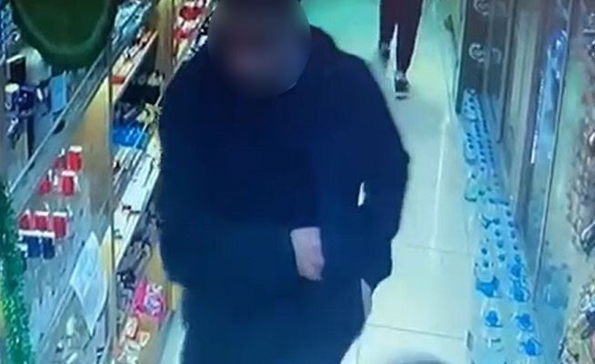 ESKİŞEHİR'DE BİR ŞAHSIN GİRDİĞİ MARKETTE BİN 350 TL DEĞERİNDEKİ ALKOLLÜ İÇECEK ŞİŞESİNİ CEBİNE...