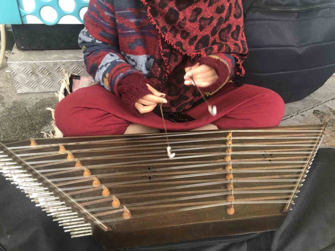 ESKİŞEHİR'DE BİR SOKAK MÜZİSYENİ ALIŞILA GELMİŞ MÜZİK ALETLERİ YERİNE 'SANTUR' İSİMLİ ÇALGISIYLA...