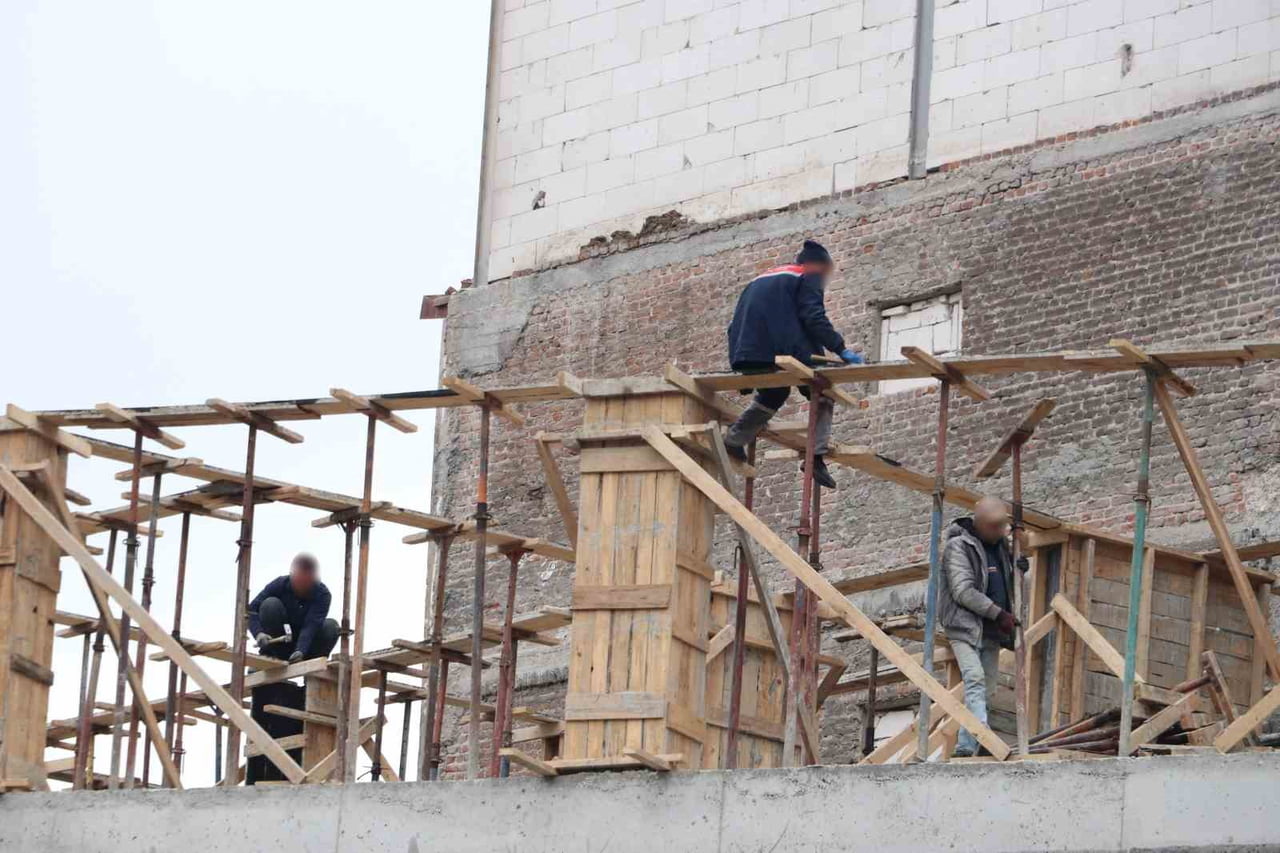 ESKİŞEHİR'DE BULUNAN İKİ FARKLI İNŞAAT ALANINDA ÇALIŞAN İŞÇİLERİN, YÜKSEK KATLARDA HERHANGİ BİR...
