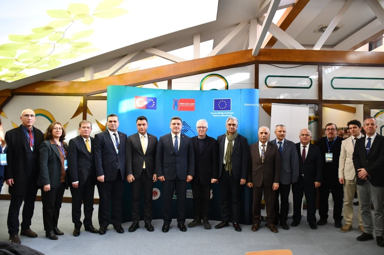 ESKİŞEHİR'DE DENETİMLİ SERBESTLİK YÜKÜMLÜLERİNİN DİJİTAL DÜNYAYA UYUM SAĞLAMASI VE TOPLUMA YENİDEN...