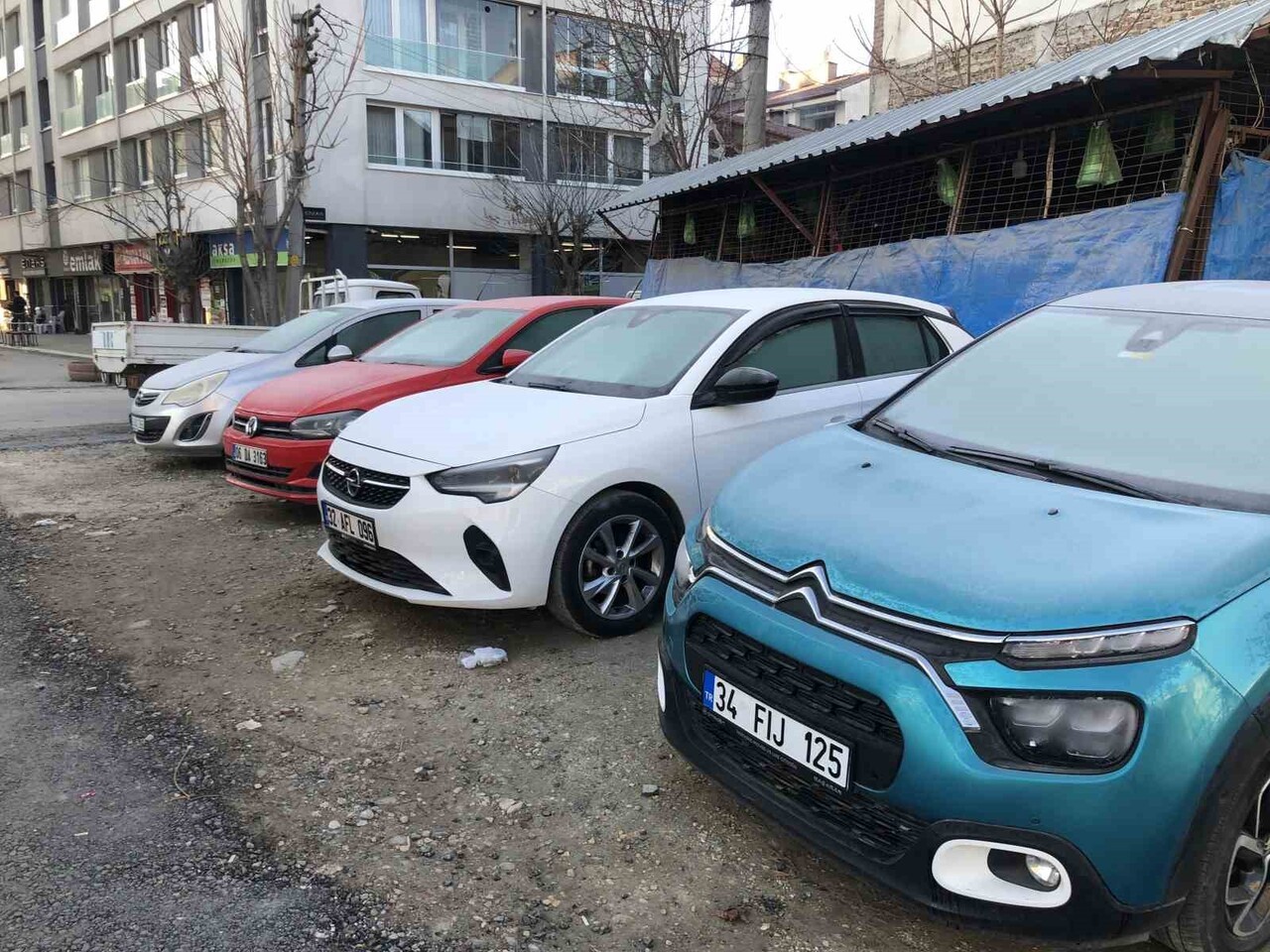 ESKİŞEHİR'DE HAVA SICAKLIKLARIN EN DÜŞÜK OLDUĞU SABAH SAATLERİNDE ARABALARIN CAMLARINDA BUZLANMA...