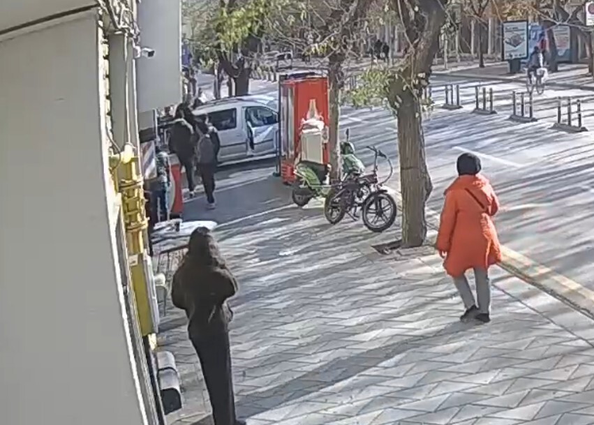 ESKİŞEHİR'DE KADINLAR ARASINDA ÇIKAN KAVGA VE ÇEVREDEKİ VATANDAŞLARIN TARAFLARI AYIRMAK YERİNE...