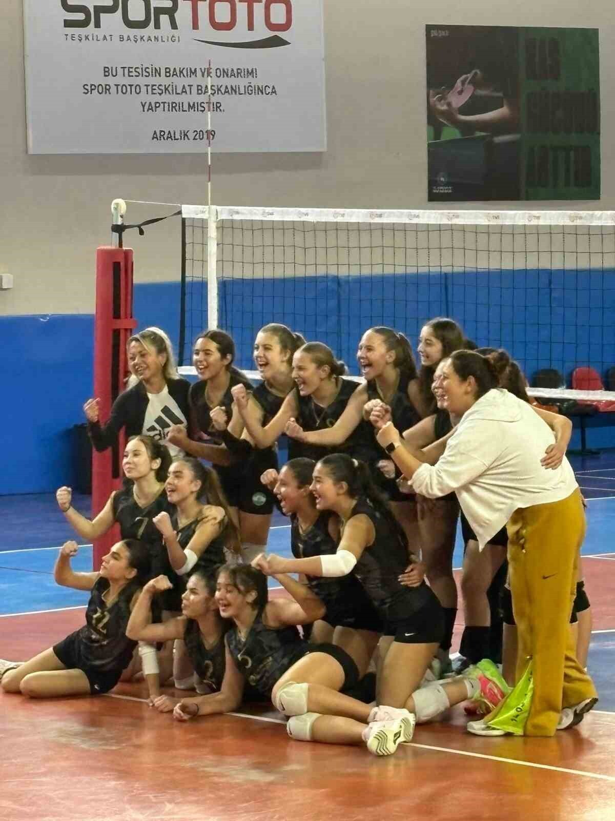 ESKİŞEHİR'DE MELAHAT ÜNÜGÜR ORTAOKULU ÖĞRENCİLERİ, VOLEYBOL YILDIZ KIZ KATEGORİSİNDE FİNALE...