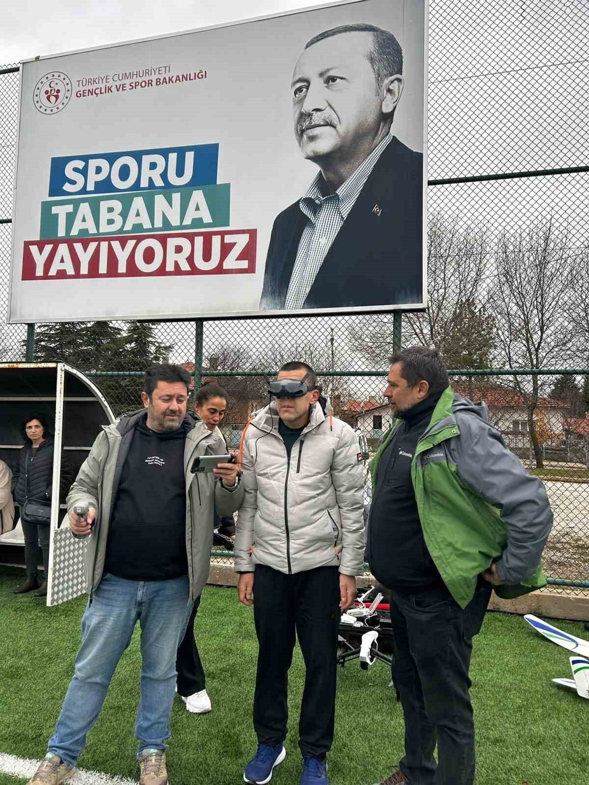 ESKİŞEHİR'DE ÖZEL BİREYLER, GENÇLİK VE SPOR İL MÜDÜRLÜĞÜ PERSONELLERİ EŞLİĞİNDE DRON UÇURMAYI...