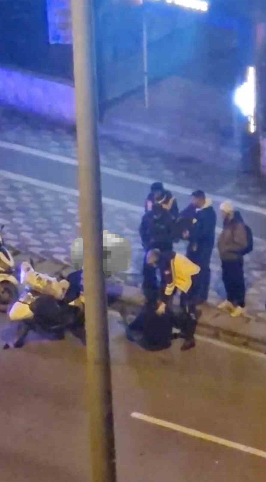 ESKİŞEHİR'DE SEYİR HALİNDEYKEN MOTOSİKLETTEN DÜŞEREK YARALANAN KURYE HASTANEYE KALDIRILDI.